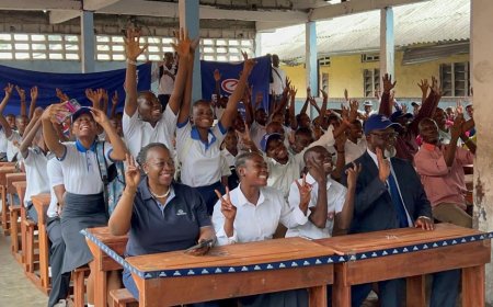 Kinshasa : la société Engen dote l’institut Bakanja d’une centaine de bancs-pupitres