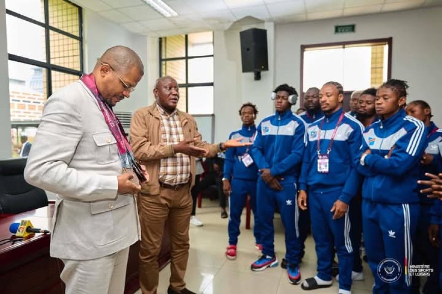 Eric Kinzambi présente au ministre des sports les 17 médailles remportées par la RDC au Championnat d'Afrique de la Lutte
