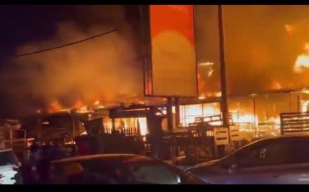 Kinshasa : un mégot de cigarette à l’origine probable d’un incendie dans un marché de meubles