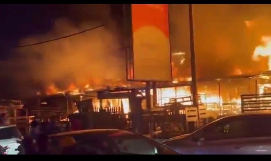 Kinshasa : un mégot de cigarette à l’origine probable d’un incendie dans un marché de meubles