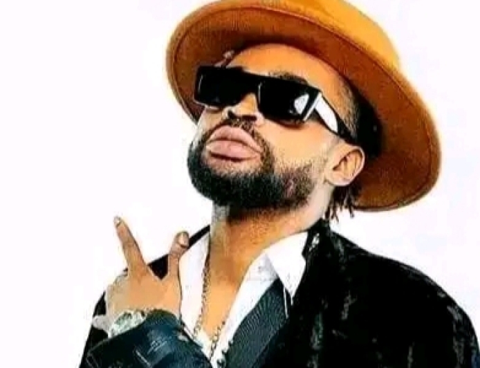 Mzee Kindingu convoqué au CSAC après une chanson polémique