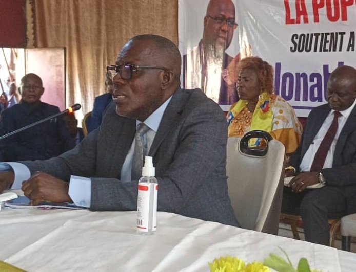 RDC : autour de Jonatan Biasoluka Wata, notables et population identifient la division entre politiciens parmi les causes du sous-développement du Kwango
