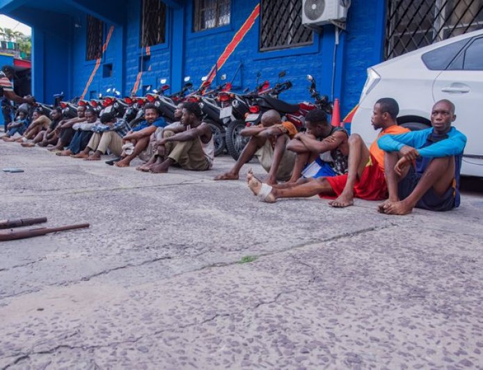 Kinshasa : la police interpelle 21 présumés auteurs de braquages, kidnappings, vols de véhicules et ravissements de motos