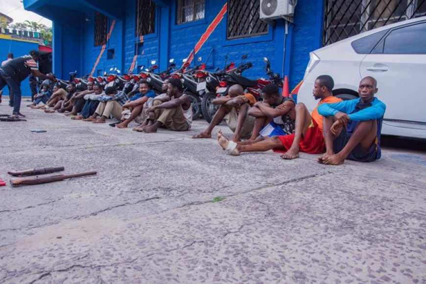 Kinshasa : la police interpelle 21 présumés auteurs de braquages, kidnappings, vols de véhicules et ravissements de motos