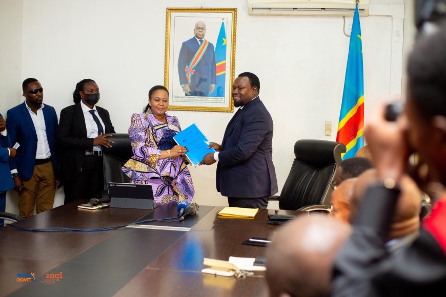 RDC : Micheline Ombae remet à Samuel Mbemba le 2ᵉ rapport national sur la mise en œuvre du Protocole de Maputo pour endossement à l’Union africaine