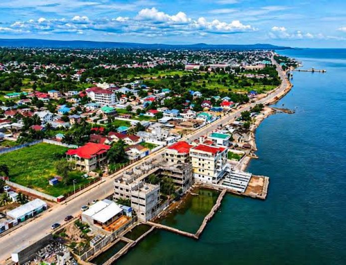 Kalemie : le maire David Mukeba exhorte les habitants des grandes artères à repeindre leurs maisons « en bleu-blanc » avant l’arrivée de Tshisekedi