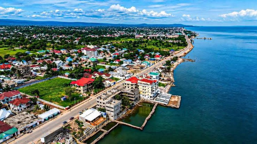Kalemie : le maire David Mukeba exhorte les habitants des grandes artères à repeindre leurs maisons « en bleu-blanc » avant l’arrivée de Tshisekedi