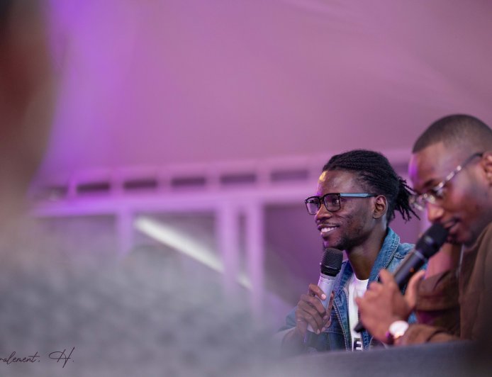 Étreinte Expérience : Holson Mpangala transforme le vernissage de son recueil en thérapie collective