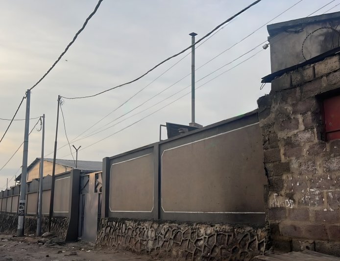 Kinshasa : des habitants du quartier résidentiel Kimpe-Binza Delvaux s'inquiètent des émissions de fumée observées à la morgue Kiozi