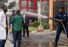 Kinshasa : des médecins aspergés d'eau par la police devant l'Immeuble intelligent, des images qui suscitent l'indignation