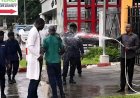 Kinshasa : un officier de la PNC interpellé pour avoir aspergé des médecins en pleine manifestation 