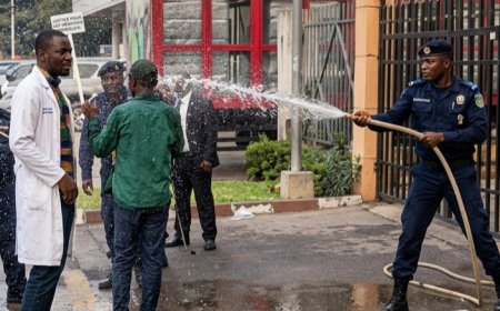 Kinshasa : des médecins aspergés d'eau par la police devant l'Immeuble intelligent, des images qui suscitent l'indignation