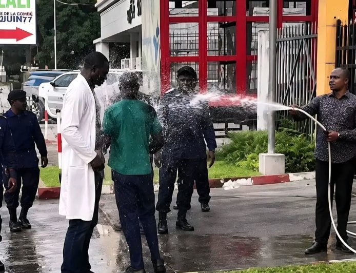 Kinshasa : un officier de la PNC interpellé pour avoir aspergé des médecins en pleine manifestation 