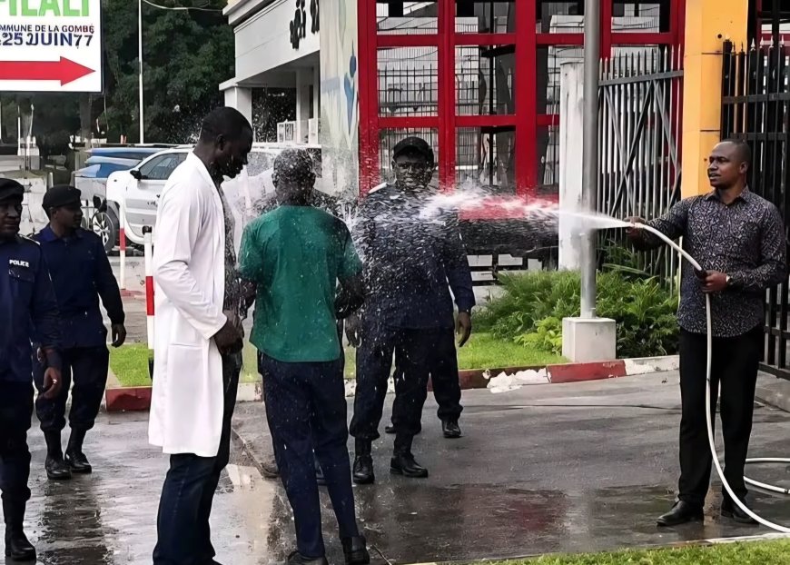 Kinshasa : un officier de la PNC interpellé pour avoir aspergé des médecins en pleine manifestation 