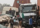 Kongo Central : des sacs de ciment emportés après collision entre deux camions près de Kisantu