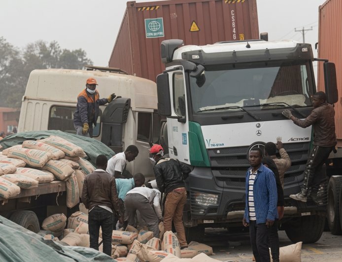 Kongo Central : des sacs de ciment emportés après collision entre deux camions près de Kisantu