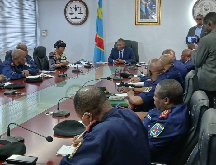 Justice : Firmin Mvonde enjoint aux OPJ de traquer les auteurs d’infractions commises sur les réseaux sociaux