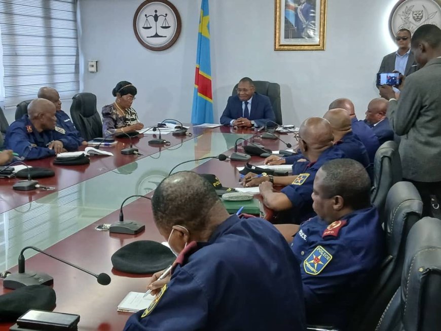 Justice : Firmin Mvonde enjoint aux OPJ de traquer les auteurs d’infractions commises sur les réseaux sociaux