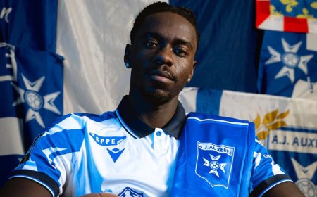 Axel TuanzebeAxel Tuanzebe s’engage officiellement avec l’AJ Auxerre