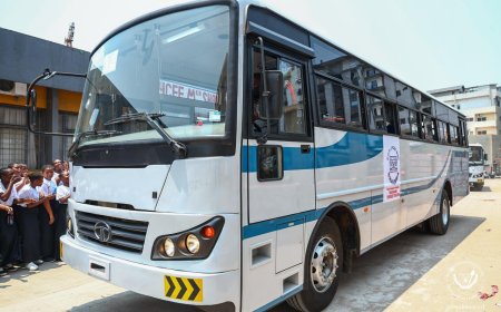 Kinshasa : Félix Tshisekedi offre deux bus et des ordinateurs au Lycée Monseigneur Shaumba