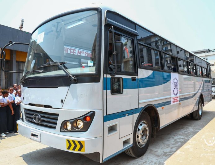 Kinshasa : Félix Tshisekedi offre deux bus et des ordinateurs au Lycée Monseigneur Shaumba