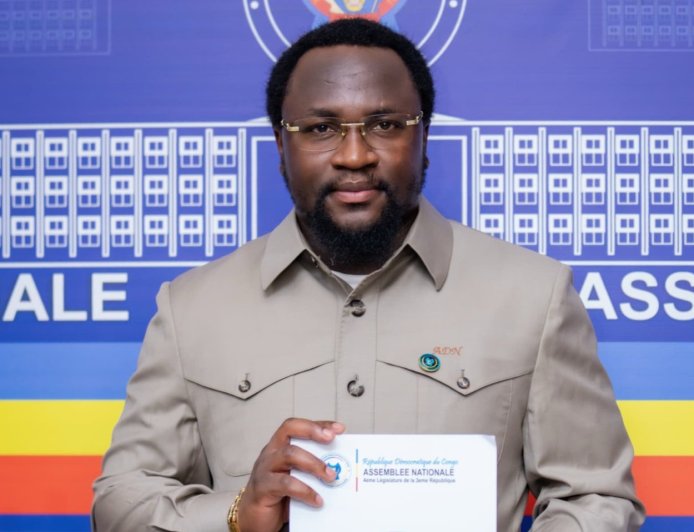 Assemblée nationale : le député national Alfred Dibandi Nzondomyo dépose une proposition de loi pour protéger les mineurs dans l’environnement numérique