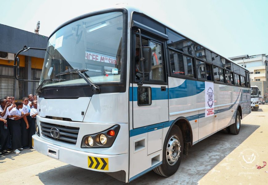 Kinshasa : Félix Tshisekedi offre deux bus et des ordinateurs au Lycée Monseigneur Shaumba