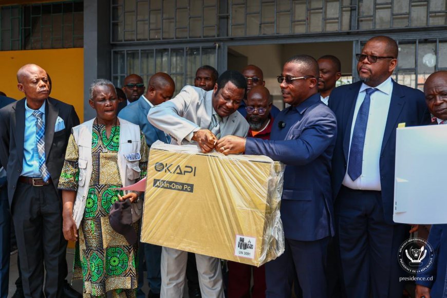 Kinshasa : Félix Tshisekedi offre deux bus et des ordinateurs au Lycée Monseigneur Shaumba