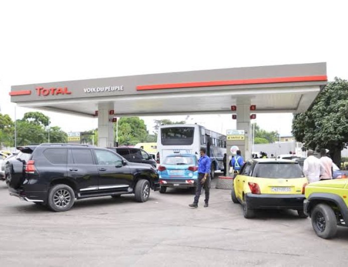 RDC : pas de pénurie de carburant à Kinshasa, les files d’attente dues aux contraintes logistiques, selon le ministère des Hydrocarbures