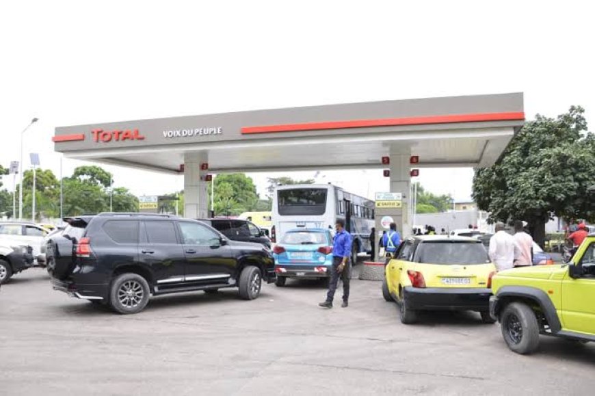 RDC : pas de pénurie de carburant à Kinshasa, les files d’attente dues aux contraintes logistiques, selon le ministère des Hydrocarbures