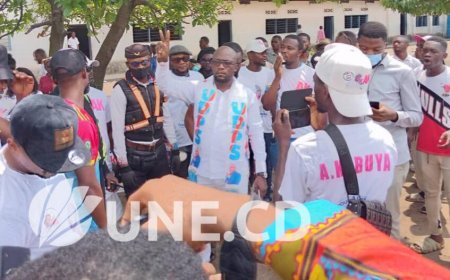 Processus électoral : Accompagné de sa base, Trésor Muamba de l'UDPS obtient sa carte d’électeur à Lukunga