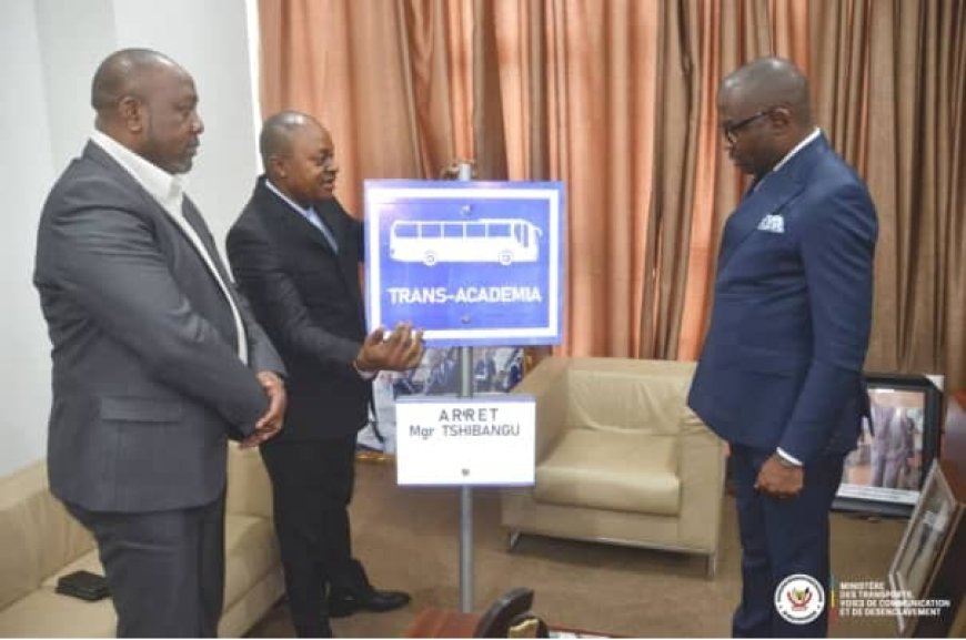 Kinshasa : le DG de trans Academia présente 400 spécimens de panneaux d'arrêts de bus au ministère des transports