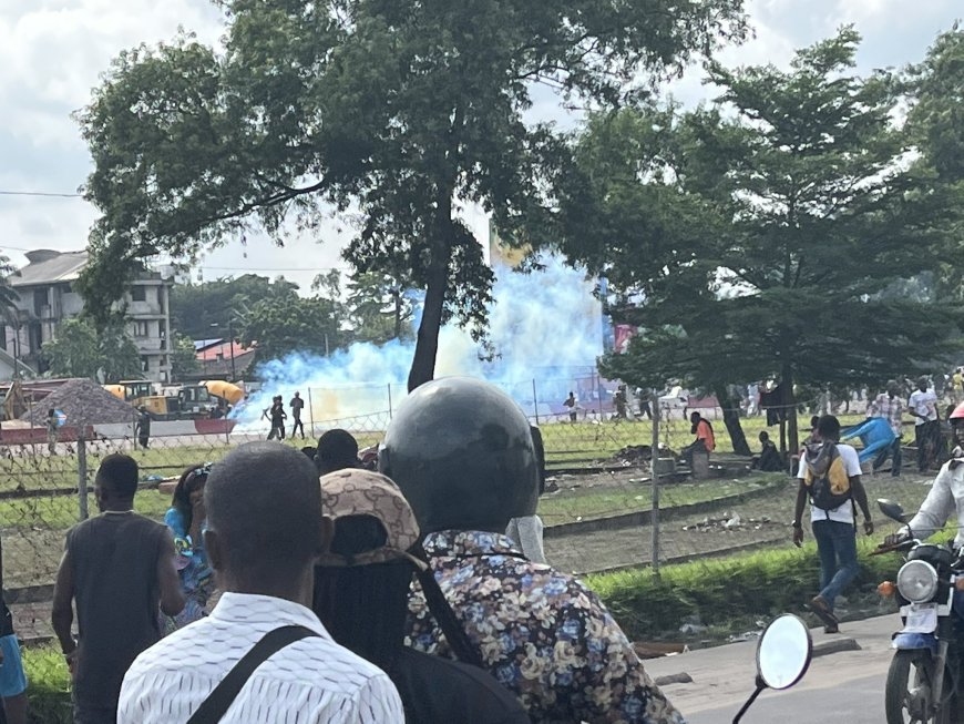 Marche de l’opposition : La police recourt au gaz lacrymogène pour calmer la tension entre les manifestants et quelques jeunes de l’UDPS