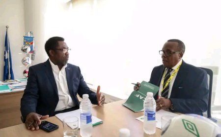 Ministère des sports : Claude-François Kabulo échange avec le secrétaire général de la CAF sur la réouverture du Stade des Martyrs