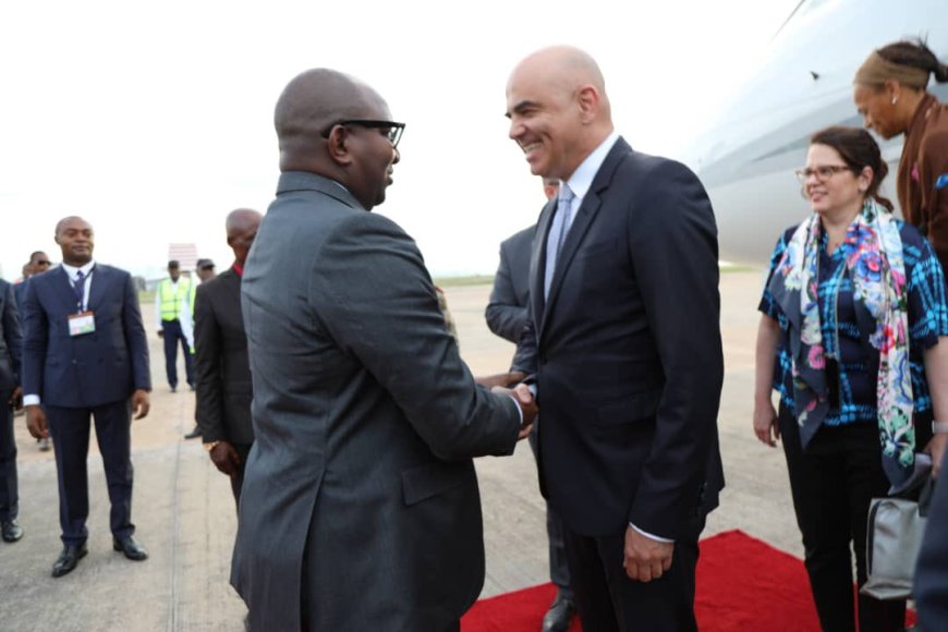 RDC : Le Président de la Suisse Alain Berset est arrivé à Kinshasa pour une visite humanitaire dans l’Est de la RDC