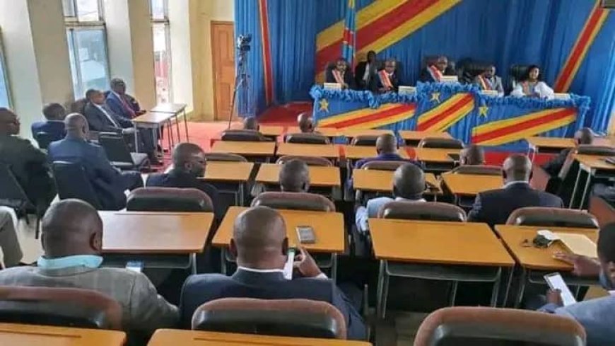 Sud-Kivu : Vingt-six députés provinciaux portent plainte contre le gouverneur Theo Ngwabidje pour détournement des deniers publics