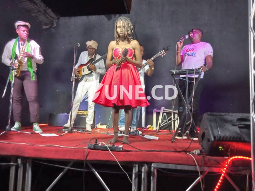 La Slameuse Brazzavilloise, Mwassi Moyindo à livré un spectacle inouï à Kinshasa