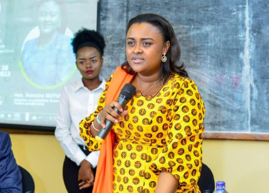 Kelasi ya ofele: Francine Muyumba abimisi likambu litali mabongisi ya misolo pe ya politiki