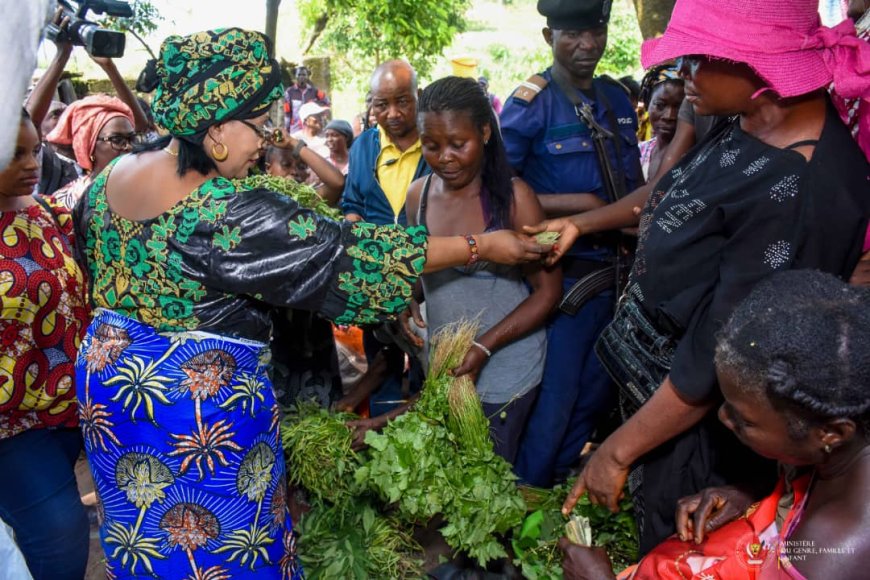 Kinshasa : La ministre du genre  Mireille Masangu attentive aux désidératas des femmes maraîchères