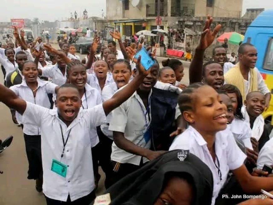 Difficulté de transport à Kinshasa : les finalistes du secondaire bloqués dans les arrêts de bus 