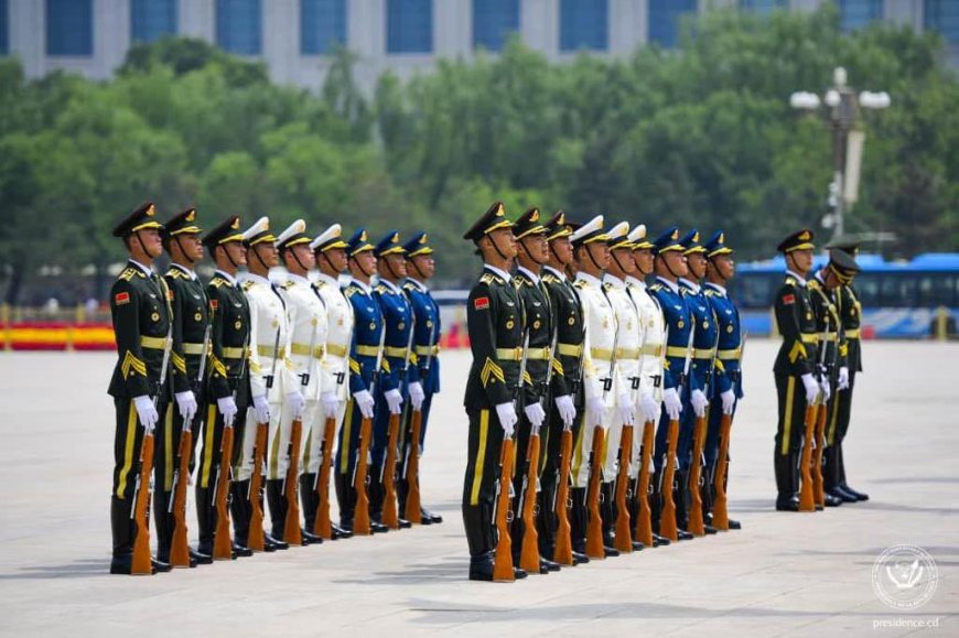 Chine : Félix Tshisekedi se recueille devant le monument des héros chinois