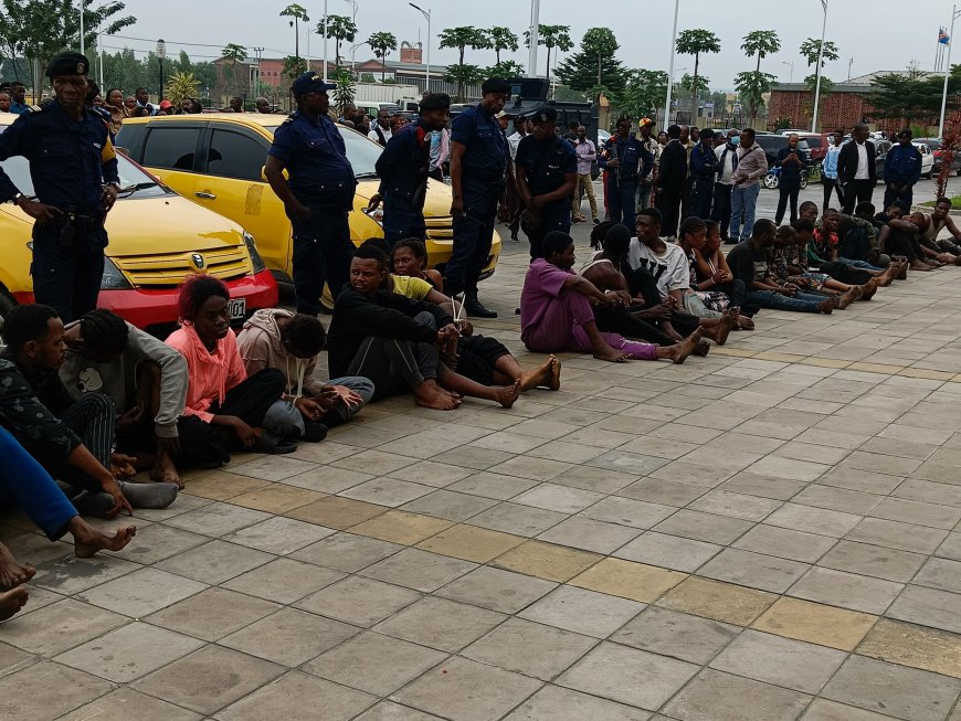 Kinshasa : Une trentaine de présumés kidnappeurs dont les femmes présentés au VPM de l’Intérieur