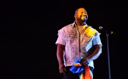 Kinshasa : Moïse Mbiye a fait bouger le public à l’esplanade du Palais du Peuple