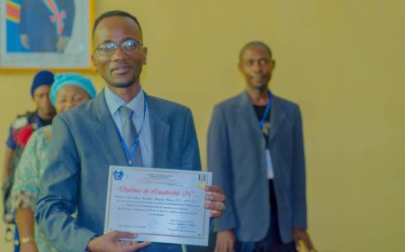 Kwilu : le leader socioculturel Professeur Mukadi Bonyi Jr reçoit un diplôme de mérite pour son accompagnement de la Jeunesse