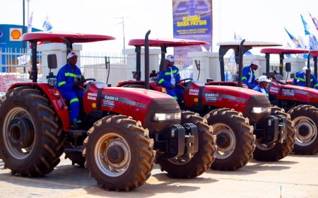 RDC : le Ministre Grégoire Mutshail remet des tracteurs et semences à la province du Haut-Katanga