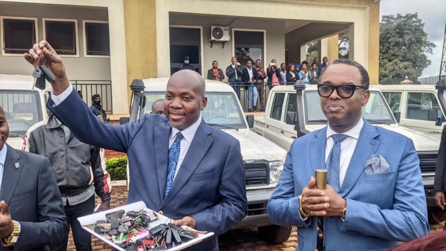 Haut-Uele : le Gouverneur Jean Bakomito remet officiellement les véhicules , don du Chef de l'État aux AT et à la police à Isiro