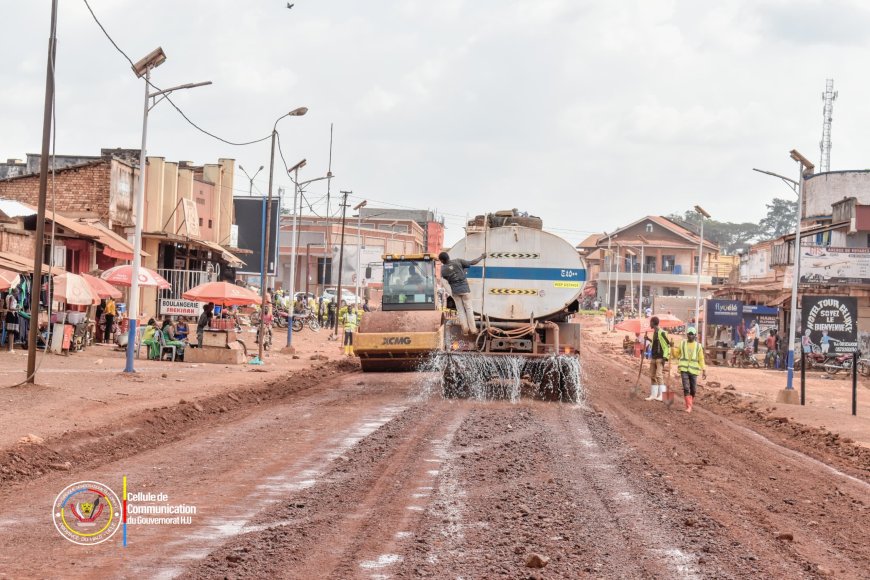 Haut-Uele : le Gouverneur Jean Bakomito lance les travaux d'asphaltage de la  voirie urbaine d'Isiro